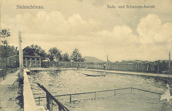Auf dieser Ansichtskarte sieht man das ehemalige, im oberen Teil der Stadt nahe der Strasse nach Slunečná (Sonneberg) liegende Freibad.