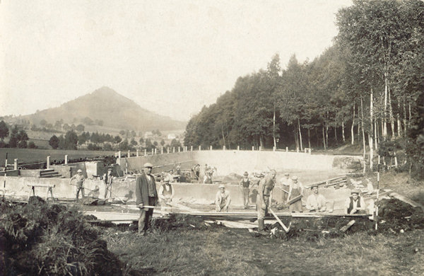 Diese Ansichtskarte zeigt den Bau des Freibades in Dolní Šenov (Nieder-Steinschönau) in den Jahren 1931-1932.