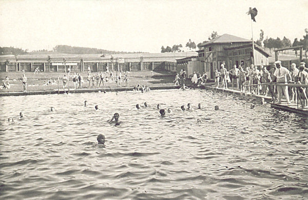 This picture postcard shows the former swimming-pool of Horní Šenov built in 1904.