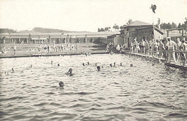 Diese Ansichtskarte zeigt das im Jahre 1904 erbaute ehemalige Freibad in Horní Šenov (Ober-Steinschönau).