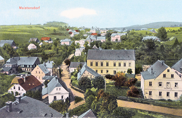 Auf dieser Ansichtskarte sieht man die Ortsmitte von Mistrovice (Meistersdorf) im Blick vom Turm der Kreuzerhöhungs-Kirche.