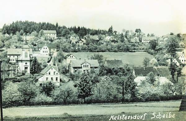 Auf dieser nicht datierten Ansichtskarte ist der früher „Scheibe“ genannte obere Teil von Mistrovice (Meistersdorf) mit der im Jahre 1977 abgerissenen altkatholischen Kirche.
