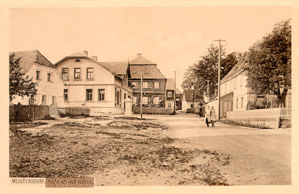 Diese aus dem Jahre 1915 stammende Ansichtskarte zeigt die Ortsmitte von Mistrovice (Meistersdorf) am heutigen Gemeindamt. Die steinernen Häuser an der linken Seite stehen noch heute, das hölzerne Blockhaus dahinter besteht nicht mehr.