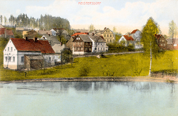 Diese Ansichtskarte ohne Datum zeigt das Oberdorf von Mistrovice (Meistersdorf) am Hange der Anhöhe „Scheibe“ oberhalb des Dorfteiches.