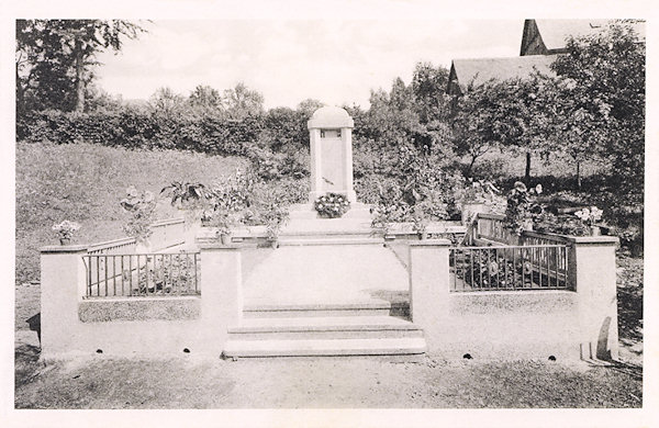 Auf dieser Ansichtskarte ist das Meistersdorfer Denkmal der Gefallenen des 1. Weltkrieges in seiner ursprünglichen Gestalt.