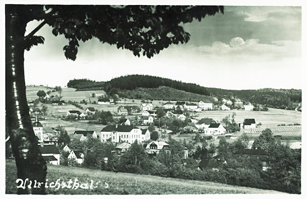 Auf dieser Ansichtskarte sieht man den Mittelort von Nový Oldřichov (Ullrichstal) unterhalb des bewaldeten Krásná hora (Vogelsberg). Die Häuser im Vordergrund gehören bereits zu Mistrovice (Meistersdorf).