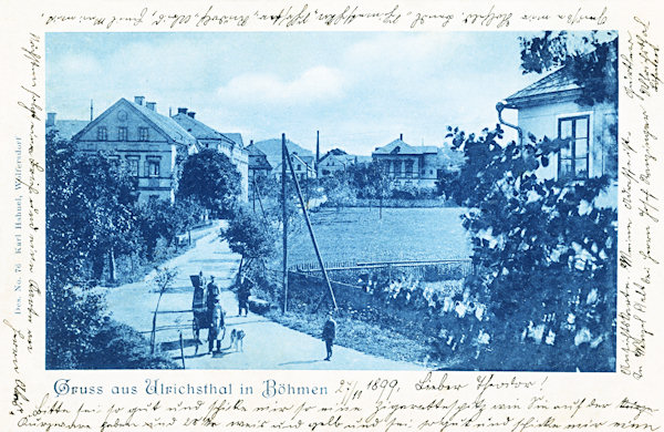 Diese Ansichtskarte aus dem Jahr 1899 zeigt die vom heutigen Postamt aus gesehene Hauptstrasse nach Kamenický Šenov (Steinschönau).