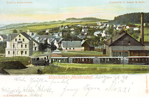 Auf dieser Ansichtskarte sieht man einen Teil der Gemeinde um den Bahnhof mit dem früheren Eiseltschen Gasthause (links) und der jetzt schon abgerissenen Glashütte Clemens Rasch (rechts).