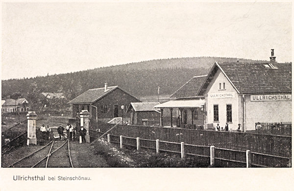 Diese Ansichtskarte ohne Datum zeigt den heute bereits aufgehobenen Bahnhof Nový Oldřichov (Ullrichstal).