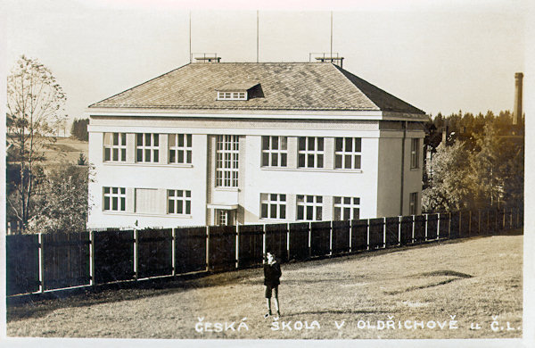 Tato pohlednice zachycuje oldřichovskou školu, postavenou v roce 1932 pro zdejší českou menšinu.