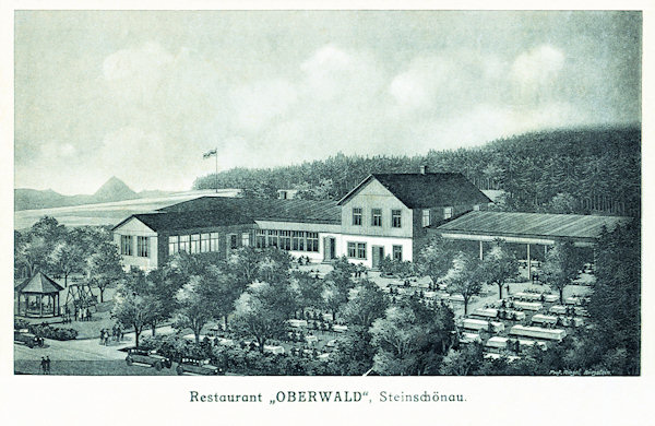 Na nedatované pohlednici vidíme bývalou výletní restauraci Oberwald, obnovenou po požáru v roce 1915.