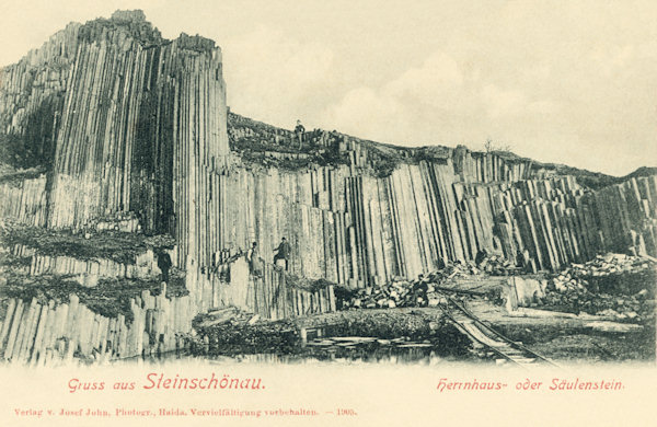 Auf dieser Ansichtskarte des Herrenhausfelsens aus dem Jahre 1903 sieht man, dass hier noch der Stein gebrochen wird. Es durften damals aber nur noch die randlichen Partien gebrochen werden, sodass der Teil des Felsens mit den längsten Säulen sich bis heute in fast unveränderter Form erhalten hat.