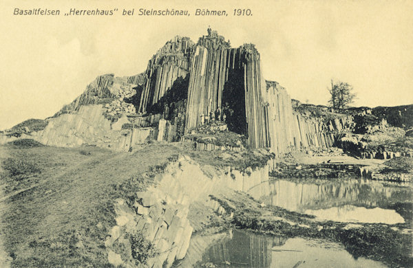Na pohlednici z roku 1910 vypadá Panská skála téměř stejně, jako dnes. Pouze jezírko pod skálou tehdy ještě nebylo tak velké.