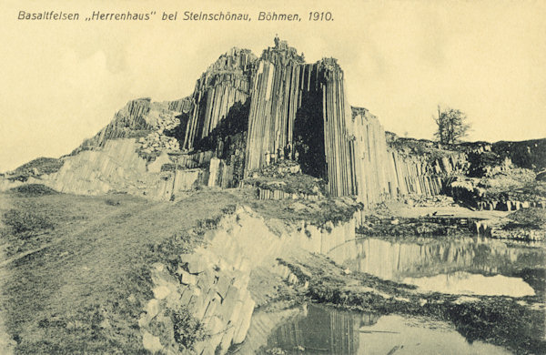 Auf dieser Ansichtskarte aus dem Jahre 1910 sieht der Herrenhausfelsen fast genau so aus wie heute. Nur der kleine Teich war damals noch kleiner.