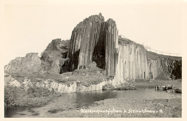 Diese Ansichtskarte aus dem Jahre 1937 zeigt den Panská skála (Herrnhausfelsen) schon in der Gestalt, wie wir ihn heute kennen.