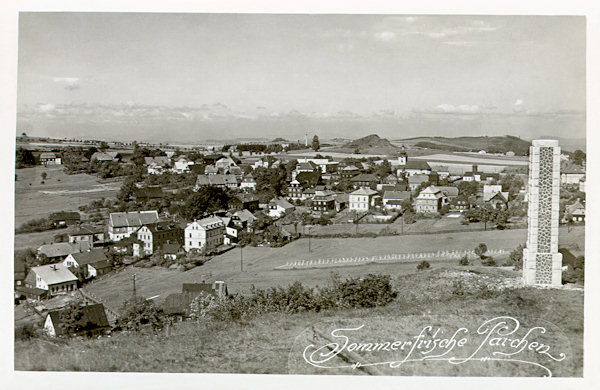Diese Ansichtskarte ohne Datum zeigt die Aussicht auf Prácheň (Parchen) vom Hügel Vyhlídka (Kühberg). Im Vordergrund das steinerne Denkmal der Gefallenen des Ersten Weltkrieges.