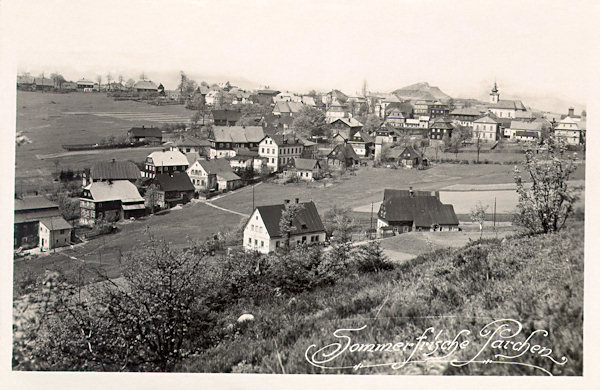 This picture postcard without a date shows the village Prácheň with its houses arranged along the sides of the street descending in the valley between the hills Vyhlídka and Česká skála.