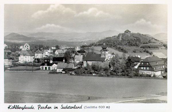 Auf dieser Ansichtskarte sehen Sie die Gemeinde Prácheň (Parchen) mit der ehemaligen Gaststäte Vyhlídka (Kühlbergbaude) im Hintergrund.