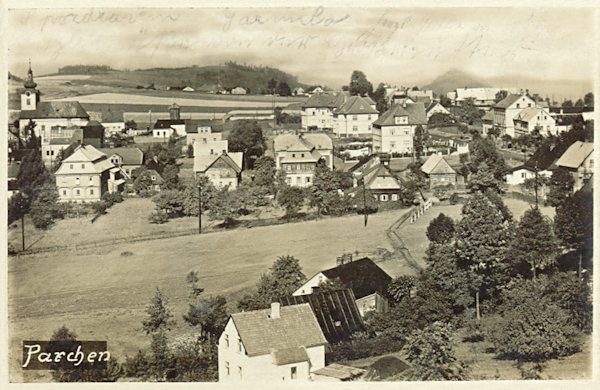 Diese Ansichtskarte vom Jahre 1931 zeigt den Blick auf der nördlichen Teil von Prácheň (Parchen) vom Hange des Vyhlídka (Kühlberg).