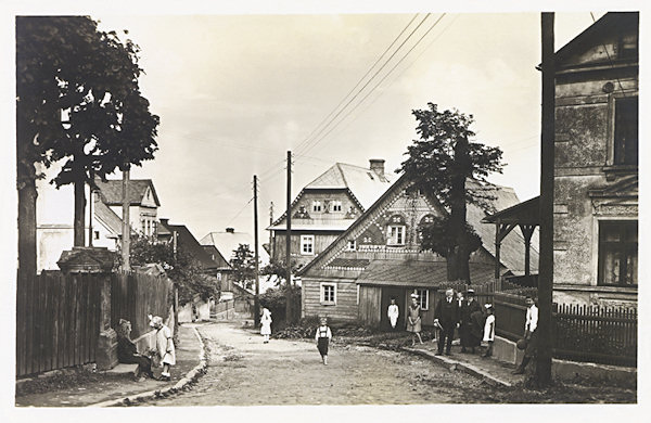 Na této pohlednici je horní část ulice, sbíhající od středu Práchně do údolí „Freudental“ mezi Vyhlídkou a Českou skálou.