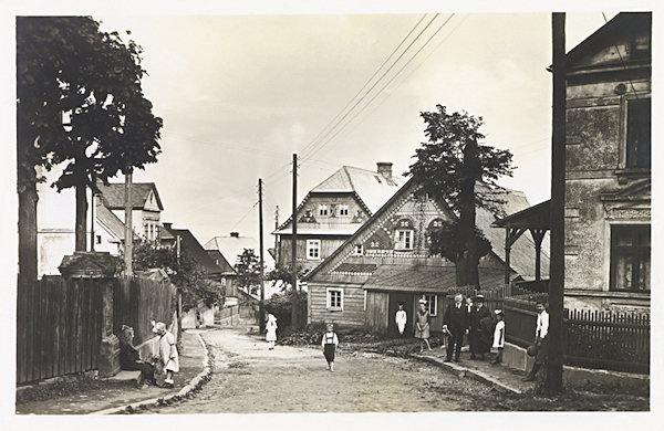 Auf dieser Ansichtskarte sieht man den oberen Teil der vom Mittelort von Prácheň (Parchen) in das „Freudental“ genannte Tal zwischen dem Vyhlídka (Kühlberg) und Česká skála (Tscheschkenstein) hinunterführende Gasse.