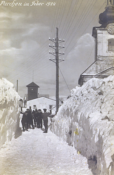 Na této pohlednici vidíme ulici u kostela sv. Vavřince po sněhové vánici v únoru 1924.