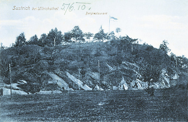 Auf dieser Ansichtskarte vom Jahre 1910 sieht man den Felsengipfel Rozsocha (Sustrich) oberhalb von Nový Oldřichov (Ullrichstal), auf dem damals eine Sommergaststätte mit einer Aussichtsterrasse stand.