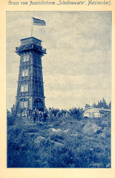 Diese Ansichtskarte des Aussichtsturmes Scheibenwarte bei Meistersdorf wurde zum Anlasse seiner Eröffnung im Jahre 1903 herausgegeben.