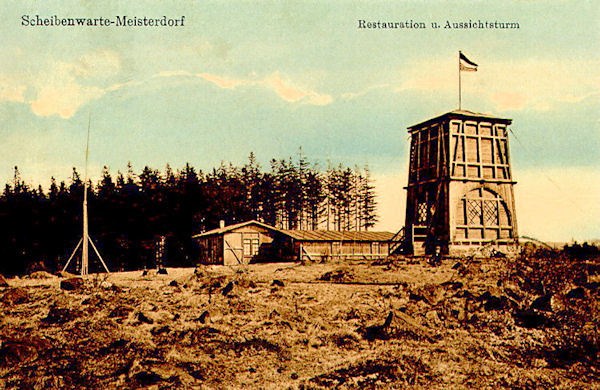 Diese Ansichtskarte aus um 1910 bildet das notdürftig mit einem Dach versehene Torso der eingestürzten Scheibenwarte ab. Im Hintergrund das nahe Gasthaus.