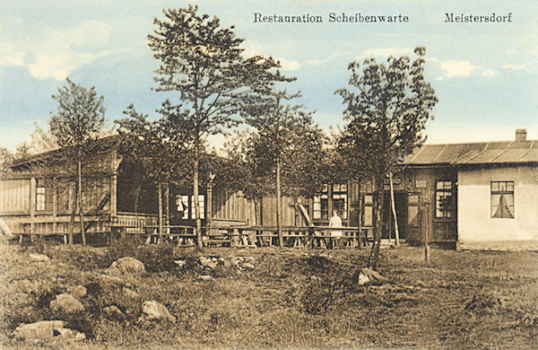 Auf dieser Ansichtskarte sieht man einen Teil der Gaststätte und ihrer Sommerterasse auf der Anhöhe „Scheibe“ oberhalb von Mistrovice (Meistersdorf).
