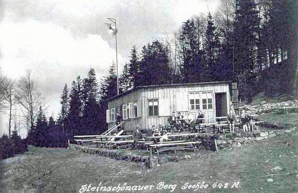 Auf dieser Ansichtskarte ohne Datum sieht man das heute schon eingegangene Ausflugsrestaurant am Hange des Šenovský vrch (Steinschönauer Berg).