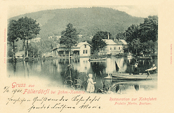 Na pohlednici z roku 1901 je zachycen bývalý rybník s hostincem ve Vesničce u Prysku. V pozadí je Břidličný vrch.