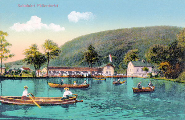 This picture postcard from 1919 shows the former bathing pond at Vesnička village with the restaurant and the boat-hire.