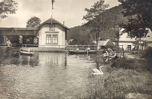 Diese Ansichtskarte vom Jahre 1910 zeigt das Ufer des heute bereits aufgelassenen Teiches in Vesnička (Füllerdörfel) mit der Gaststätte.
