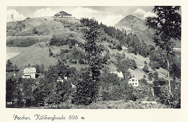 Auf dieser Ansichtskarte aus dem Jahre 1938 ist der früher weitberühmte Hügel Vyhlídka mit der ehemaligen Gaststätte Kühlbergbaude auf dem Gipfel. Links davon ist das hohe steinerne Gefallenendenkmal des Ersten Weltkrieges zu sehen. Im Tale unter dem Berge sind die Häuser von Prácheň (Parchen) und links am Horizont der Berg Klíč (Kleis).