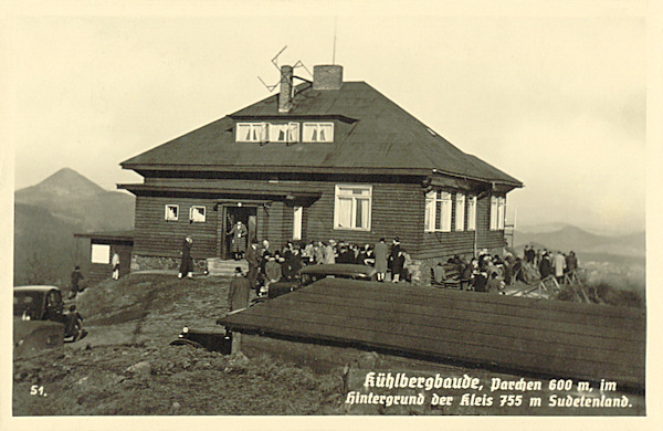 Diese Ansichtskarte aus dem Jahre 1939 bildet das ehemalige Gasthaus Kühlbergbaude auf dem Gipfel des Hügels Vyhlídka ab. Im Hintergrunde links ist der Berg Klíč (Kleis).