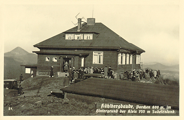 This postcard from 1939 depicts the former restaurant Kühlbergbaude at the peak of the Vyhlídka hill bear Prácheň. In the Background to the left is the Klíč hill.