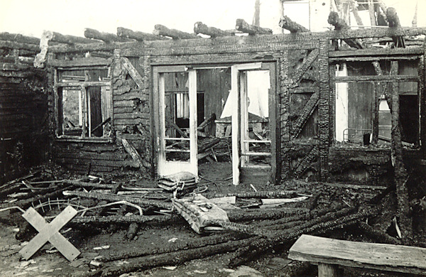 Fotografie der Überreste der Gaststätte auf dem Hügel Vyhlídka bei Prácheň (Parchen) nach dem Brande am 1. August 1979.