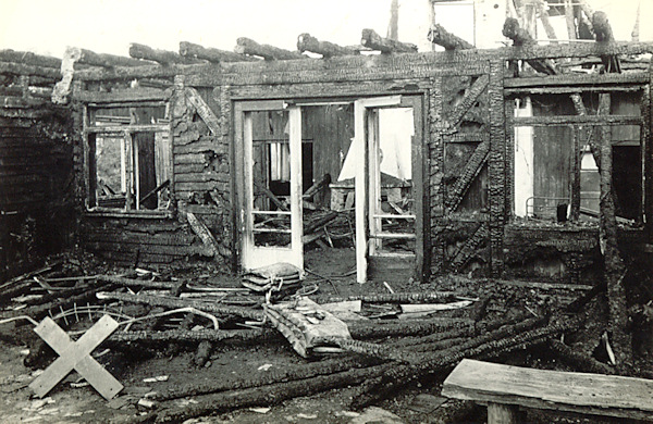 A photograph of the remainders of the restaurant at the peak of the Vyhlidka hill near Prácheň after the destructive fire of August 1, 1979.