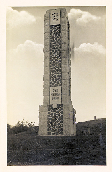 Dieses monumentale Gefallenendenkmals des 1. Weltkrieges unter dem Gipfel des Vyhlídka (Kühlberg) steht heute noch, nur die Inschriften fehlen.