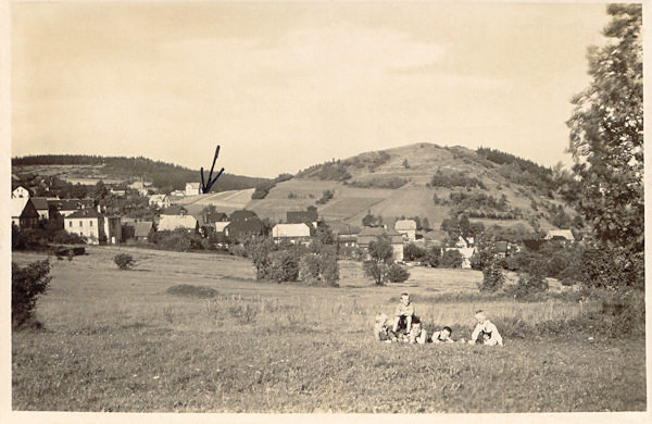 Auf dieser Ansichtskarte sieht man den fast kahlen Gipfel des Berges Vyhlídka (Kühlberg) oberhalb von Prácheň (Parchen) noch vor dem Bau des Gasthauses auf seinem Gipfel.