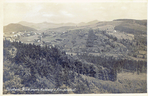 This picture postcard shows the Vyhlídka-hill as seen from the nearby Česká skála-rock. On the left side we see the village of Prácheň with the Šenovský vrch-hill and on the horizon the mountain ridge with the Studenec (left) and the Javor (right) hills.