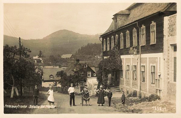 Diese Ansichtskarte zeigt die Gasse vor dem heutigen Gemeindeamt. Das Gebäude ist vollständig umgebaut.