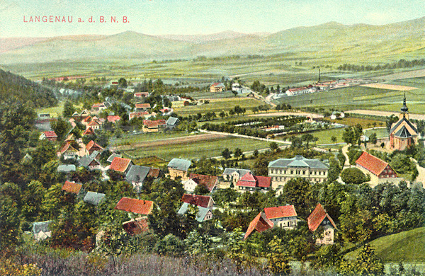 Diese Ansichtskarte vom Anfang des 20. Jahrhundert zeigt das Ortszentrum im Blick vom früher Mühlberg genannten westlichen Ausläufer des Chotovický vrch (Kottowitzer Berg). Unter den Häusern im Vordergrund fällt das grosse Gebäude des Bürgermeisteramts in die Augen, ganz rechts sieht man die St.-Anna-Kirche und links von ihr ist der ausgedehnte Friedhof sichtbar.