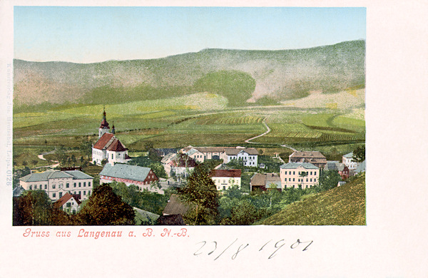 On this picture postcard from the break between the 19th and 20th century we see the central part of Skalice as seen from the slope of the Mlýnský vršek hill. On the left border we see the municipal authority, on the right the prominent light-coloured schoolhouse and the neighbouring restaurant „Zur Sonne“ with its red roof. In the background there is the Church of St. Anne. The house standing obliquely before the church does no more exist.