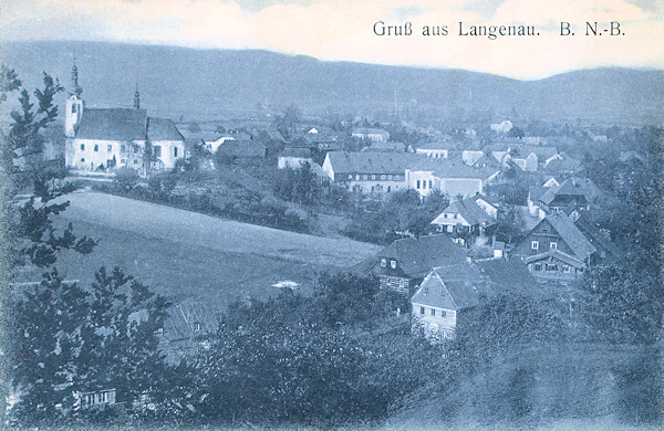Die Ansichtskarte aus der Zeit um den 1. Weltkrieg zeigt den mittleren Teil von Skalice (Langenau) mit der St. Anna-Kirche von Süden.