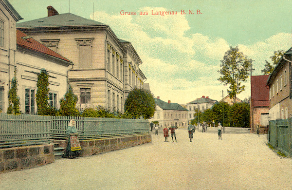 Na pohlednici z roku 1910 vidíme střed obce s výstavnou budovou obecního úřadu.
