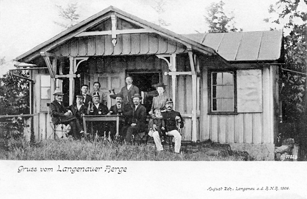 Auf dieser Ansichtskarte vom Jahre 1906 ist die älteste Schutzhütte auf dem Skalický vrch (Langenauer Berg), die im Jahre 1927 durch Feuer vernichtet wurde.