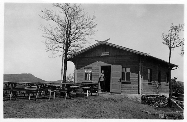 Auf dieser Ansichtskarte aus den 30er Jahren des 20. Jahrhunderts sieht man die Ferdinandbaude auf dem damals kahlen Gipfel des Skalický vrch (Langenauer Berg.