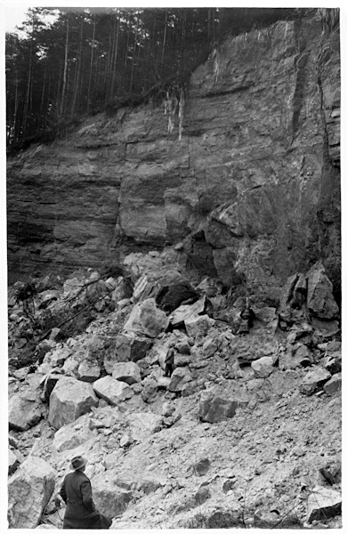 Dieses Foto zeigt den riesigen Felssturz, durch den am 4. Januar 1932 die meisten Eingänge der unterirdischen Steinbrüche am Fusse des Skalický vrch (Langenauer Berg) verschüttet worden sind.